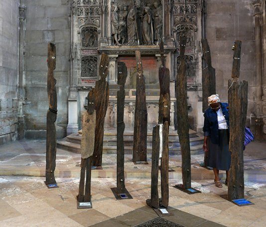 Un aventurier n'enterre pas ses parents, installation dans l'église st Bernard, juin 2015