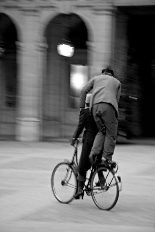 A vélo Place Colette - Archival Pigment Print 30 x 45