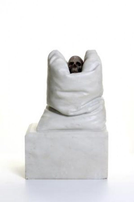 "Meunier tu dors" Marbre et bronze. 2008.
